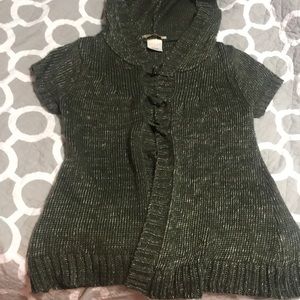 HOODED SHORT SLEEVE SWEATER